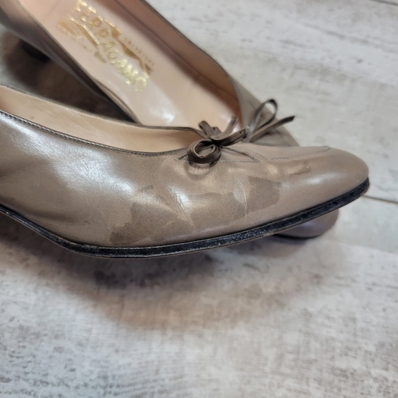VTG Ferragamo Tan Almond Toe Pumps with bowtie - Picture 6 of 12